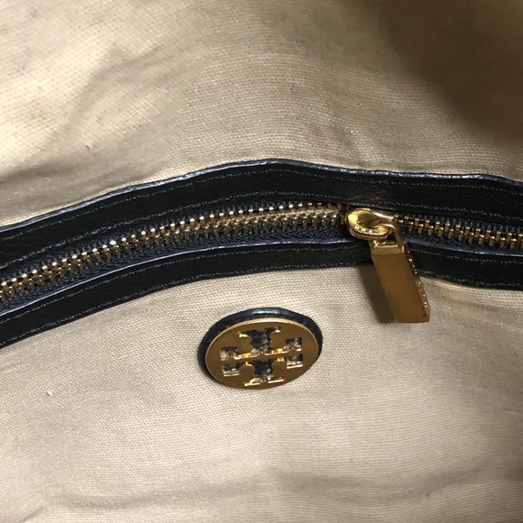 Tory Burch Amalie black fold over messenger black pebbled leather bag - Picture 10 of 16